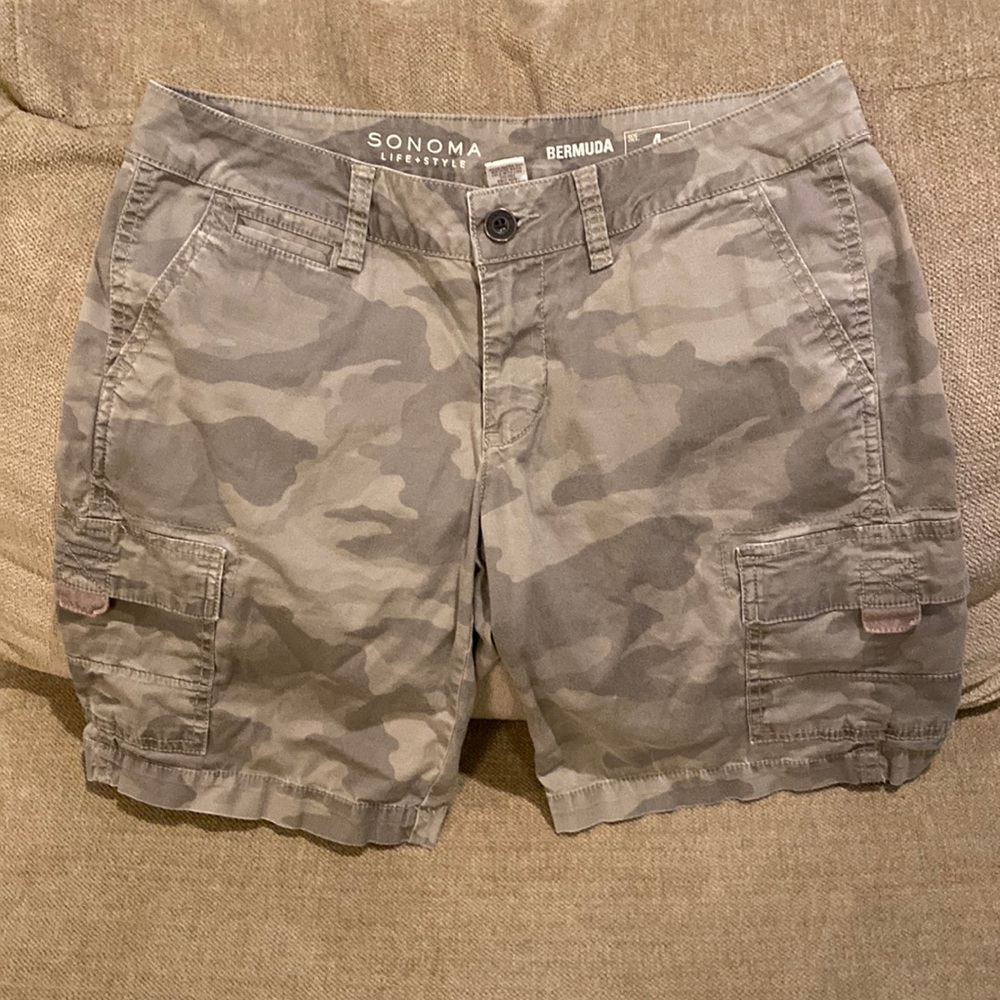 Super cute women’s Sonoma camouflage camp Bermuda shorts size 4